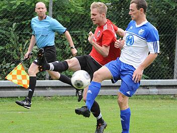 Zweikampf mit geschlossenen Augen: Tobias Bold (links/FC Fuchsstadt) und Christian Heilmann (FC 06 Bad Kissingen). Foto: Hopf