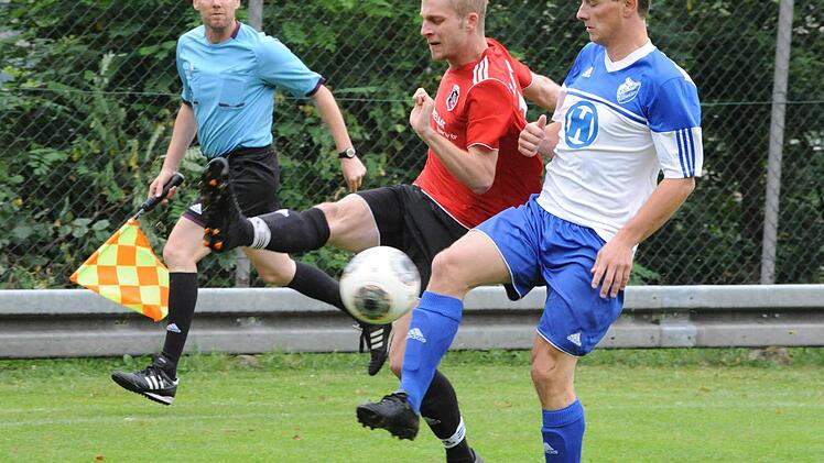 Zweikampf mit geschlossenen Augen: Tobias Bold (links/FC Fuchsstadt) und Christian Heilmann (FC 06 Bad Kissingen). Foto: Hopf