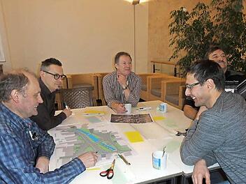 Sie machten sich beim Seminar in Klosterlangheim an der kreativen Dorfgestaltung der Dorfmitte mit (von links): Roland Völk, Stephan Urban, Gerald Bayer, Siegfried Lang und Joachim Hofmann   Foto: Karl-Heinz Hofmann