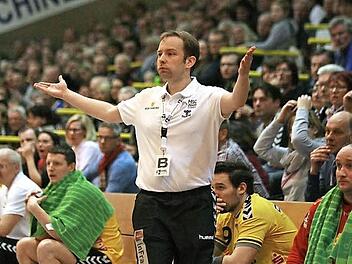 Jan Gorr war mit vielen Entscheidungen der Schiedsrichter nicht einverstanden und machte das auch immer wieder deutlich, doch außer einer Verwarnung für den Coburger Trainer brachte ihm und seiner Mannschaft das nichts ein. Am Ende musste der HSC an der Ostsee mit einem Punkt zufrieden sein. Fotos: Iris Bilek