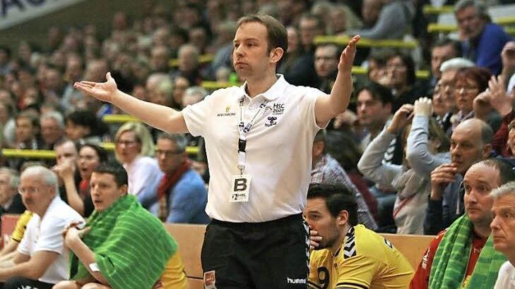 Jan Gorr war mit vielen Entscheidungen der Schiedsrichter nicht einverstanden und machte das auch immer wieder deutlich, doch außer einer Verwarnung für den Coburger Trainer brachte ihm und seiner Mannschaft das nichts ein. Am Ende musste der HSC an der Ostsee mit einem Punkt zufrieden sein. Fotos: Iris Bilek