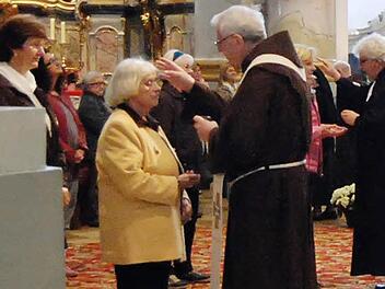 Höhepunkt der besinnlichen Andacht war die Salbung mit Pater Heribert (vorn) und dem evangelischen Pfarrer Matthias Hagen.  Foto: Andreas Welz