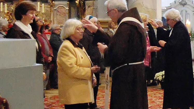Höhepunkt der besinnlichen Andacht war die Salbung mit Pater Heribert (vorn) und dem evangelischen Pfarrer Matthias Hagen.  Foto: Andreas Welz