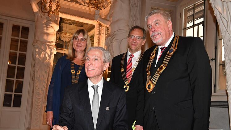 Als Bürgermedaillenträger darf sich Wolfgang Weiler ins Goldene Buch der Stadt eintragen. Foto: Ronald Rinklef