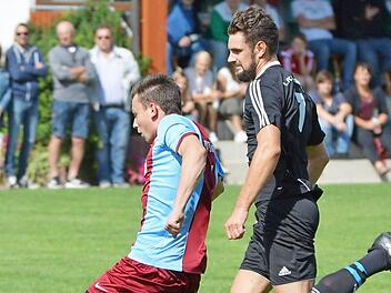 Starke Konter wie hier vom ersten Torschützen Weinmann (links) haben der SpVgg Isling gegen den FC Lichtenfels II zum 2:1-Sieg verholfen.  Foto: Gunther Czepera