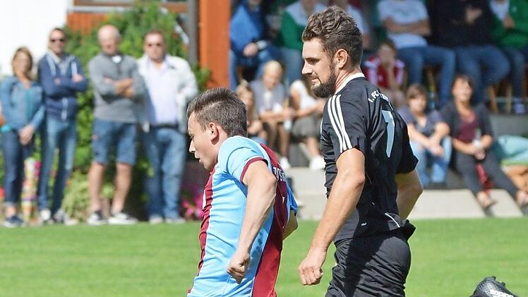 Starke Konter wie hier vom ersten Torschützen Weinmann (links) haben der SpVgg Isling gegen den FC Lichtenfels II zum 2:1-Sieg verholfen.  Foto: Gunther Czepera