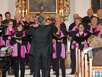 Der SMS-Projektchor Ludwigsstadt bei seinem Auftritt in der evangelischen Kirche in Gleisenau unter Leitung von Sigurd Knopp Foto: Günther Geiling
