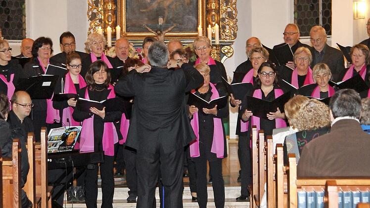 Der SMS-Projektchor Ludwigsstadt bei seinem Auftritt in der evangelischen Kirche in Gleisenau unter Leitung von Sigurd Knopp Foto: Günther Geiling