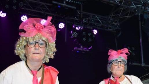 Die Dorfraatsch´n (v.l.) Claudia Gunzelmann und Gerda Hofmann im Schlussbild