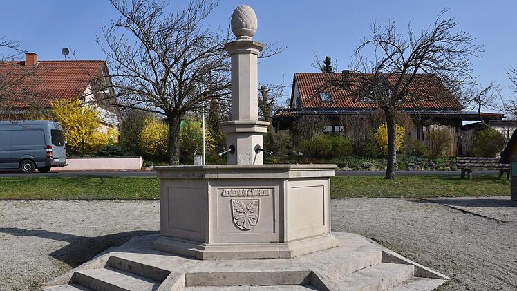 Die zweite Bürgermeisterin Doris Scheller-Gräf dankte Heinz Kalla, der sich um den Dorfbrunnen am Hirtenplatz (im Bild) kümmert, und allen weiteren "Heinzelmännchen" im Ort.Ulrike Langer