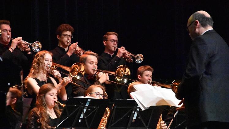 Die Big Band unter der Leitung von Edgar Stübinger heizte im Saal kräftig ein und überzeugte mit vielen Solisten. Foto: Uschi Prawitz