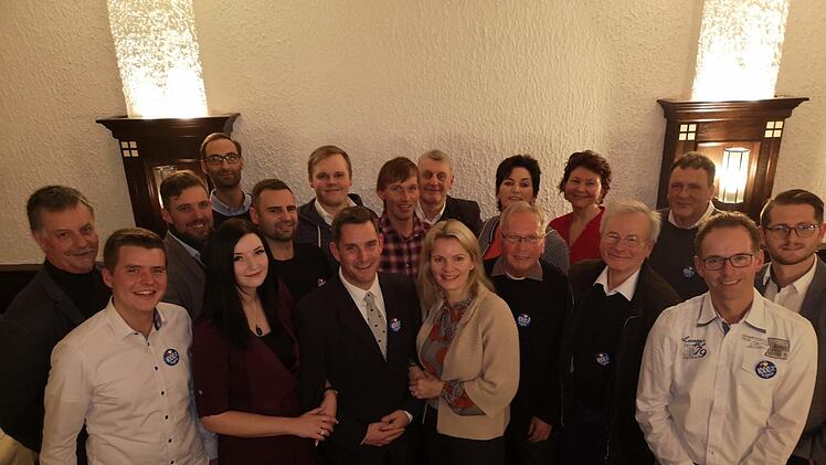 Die Stadtratskandidaten der Stadtratskandidaten der PWG Bad Brückenau präsentieren sich mit dem  Bürgermeisterkandidaten Dirk Stumpe (Mitte). Foto: Marie Müller