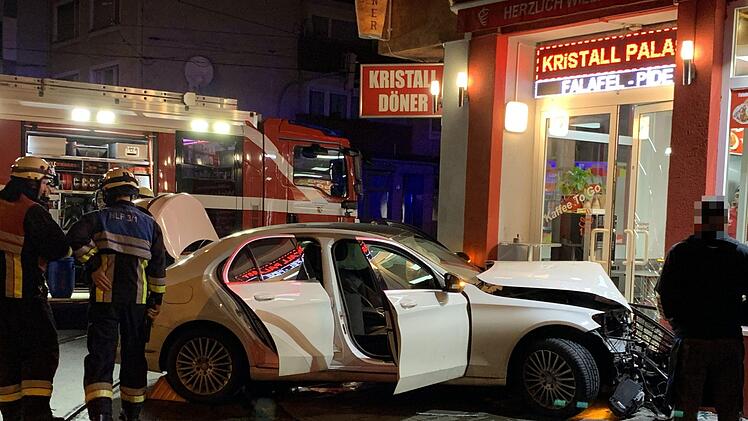 Unfall in N&uuml;rnberg: Ein Auto ist in der Nacht auf Dienstag in einen D&ouml;nerladen gefahren. Foto: NEWS5 / Friedrich