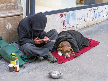 Bettler, Obdachloser mit Hund