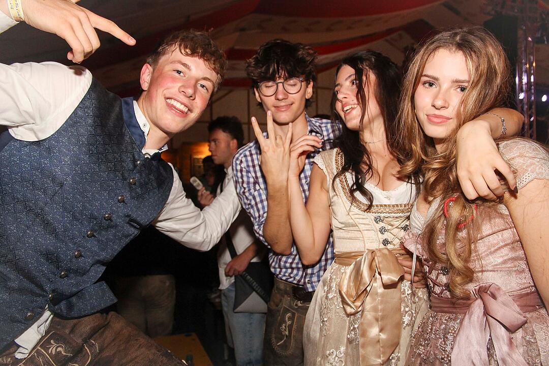 Tanzen, Feiern, Mitsingen &ndash; bayerische Partystimmung bis Mitternacht.