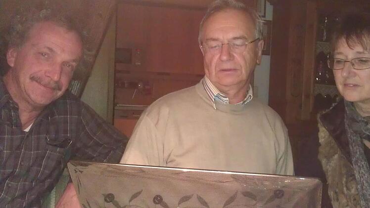 Sichten alte Fotos des Bürgervereins (von links): Vorsitzender Hubert Pieschel, Hartmut Forkel und stellvertretende Vorsitzende Elfi Strobel.