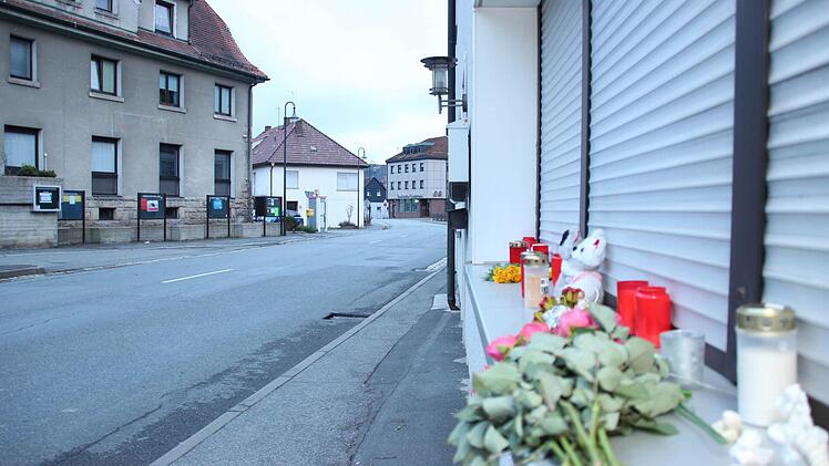 Vor dem Haus, in dem insgesamt acht Babyleichen gefunden wurden, stehen Kerzen, Teddybären und Engelsfiguren. Auch Blumen wurden niedergelegt.