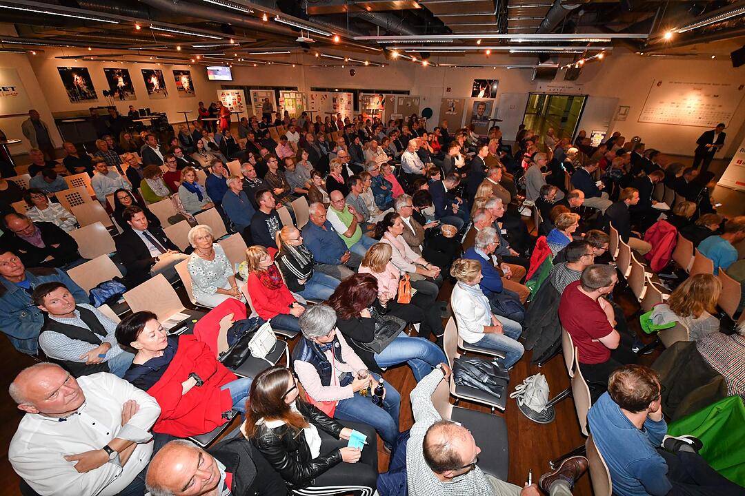 Podiumsdiskussion zur Bundestagswahl in der Brose Arena in Bamberg