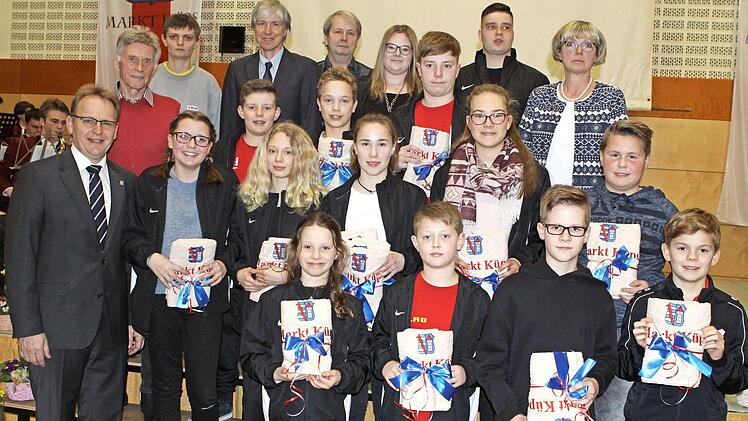 Diese Einzelsportler wurden beim Ehrungsabend der Gemeinde Küps für hervorragende sportliche Erfolge ausgezeichnet.  Fotos: Michael Wunder
