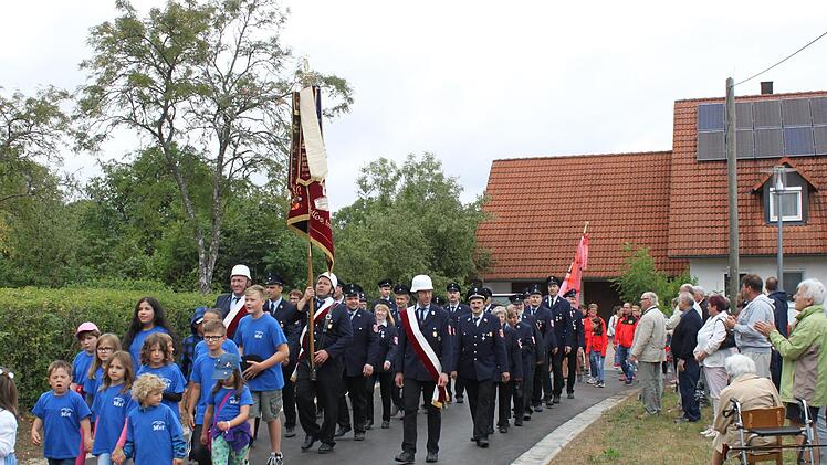 Rückblick: Der Festzug der FFW Oberleinleiter Foto: Carmen Schwind