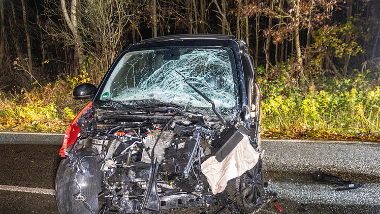 Weismain: Frontalkollision zwischen Smart und SUV: Eine Person eingeklemmt und schwer verletzt