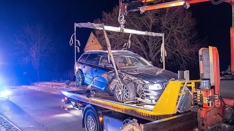 1,6 Promille: 21 J&auml;hriger kracht innerorts gegen Laternenmast