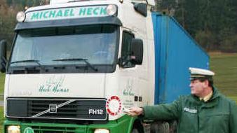 Georg Pabstmann kontrolliert häufig Lkw. Besonders ausländische Lastwagenfahrer sind oftmals zu schnell unterwegs,