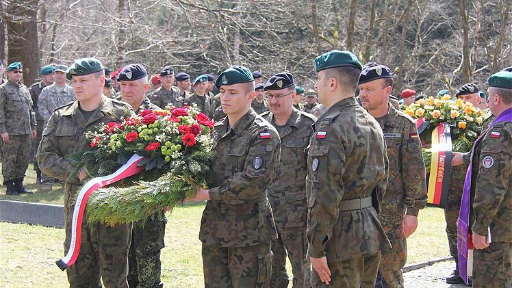 Vorn der polnische und hinten der deutsche Kranz zum Gedenken auf dem Polenfriedhof.