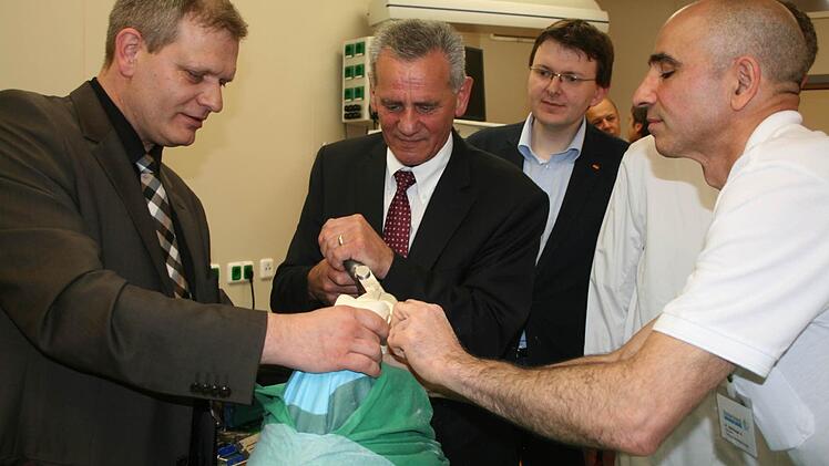 Landrat Oswald Marr (2. v. l.) probiert seine ersten "OP-Versuche". Mit im Bild (von links): Chefarzt der Unfallchirurgie Tom Hoffmann, CSU-Fraktionsvorsitzender der Stadt Kronach, Bernd Liebhardt, und der Facharzt für Orthopädie und Unfallchirurgie, Abolfazl Ajeli-Kargar. Fotos: Veronika Schadeck