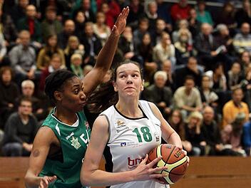 Nadjeschda Ilmberger (r.) entwickelt sich zu einer festen Größe im Spiel von Trainer Ulf Schabacker. Auch in Viernheim setzte das Bamberger Talent wieder wichtige Akzente. Foto: sportpress
