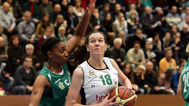 Nadjeschda Ilmberger (r.) entwickelt sich zu einer festen Größe im Spiel von Trainer Ulf Schabacker. Auch in Viernheim setzte das Bamberger Talent wieder wichtige Akzente. Foto: sportpress
