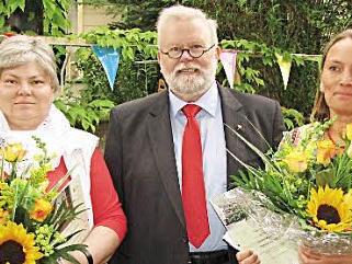 Die letzte Amtshandlung von Ex-Heimleiter Horst Greve war die Ehrung langjähriger Mitarbeiterinnen des Laurentiushauses. Seit 30 Jahren gehört Renate Quaschigroch (links) zum Team des Hauses. Silbernes Dienstjubiläum feierte Petra Mühlherr (rechts).  Foto: Martin Koch