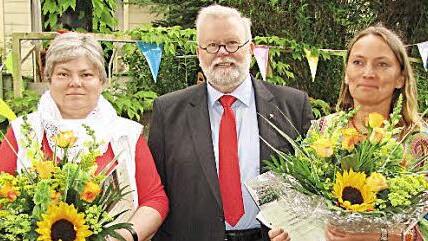 Die letzte Amtshandlung von Ex-Heimleiter Horst Greve war die Ehrung langjähriger Mitarbeiterinnen des Laurentiushauses. Seit 30 Jahren gehört Renate Quaschigroch (links) zum Team des Hauses. Silbernes Dienstjubiläum feierte Petra Mühlherr (rechts).  Foto: Martin Koch