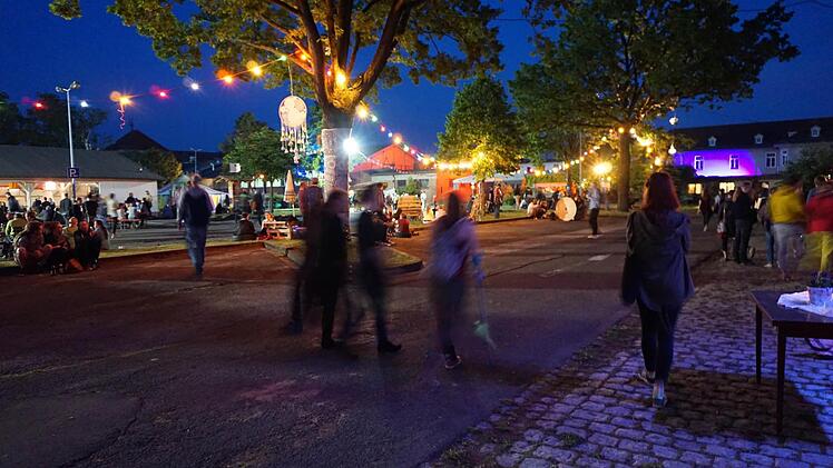 Ungewöhnliche Einblicke in die ehemalige US-Kaserne in Bamberg bietet derzeit das Kontakt-Festival. Die Lagarde wurde von den ehrenamtlichen Helfern in ein Gelände verwandelt, auf dem Aktionen, Kunst, Kultur und Konzerte für Alt und Jung geboten werden. Foto: Sebastian Martin