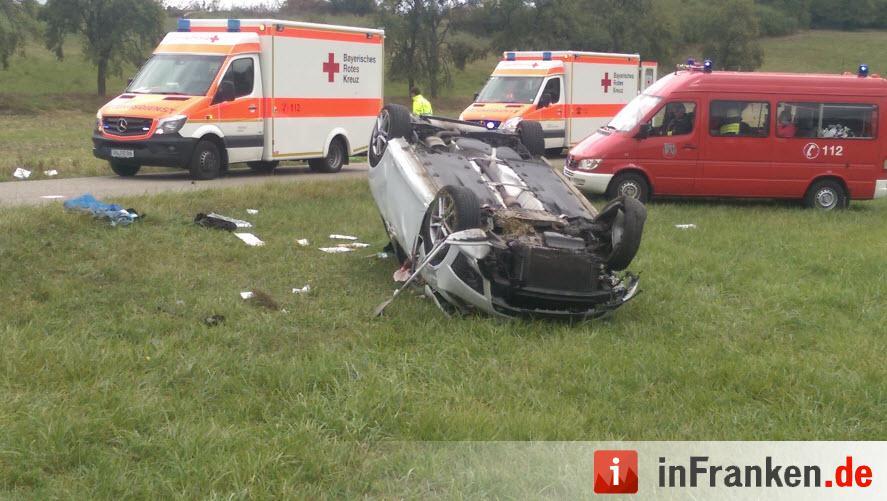 Pkw landet bei Kemmathen auf dem Dach