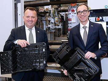 Brose Geschäftsführer Periklis Nassios (links) und Werkleiter Dr. Frank Remy stellten die innovative Leichtbau-Durchlade für Rücksitze vor. Damit lassen sich 40 Prozent Gewicht gegenüber der herkömmlichen Variante aus Stahl einsparen. Die Serienproduktion startet in diesem Jahr in Coburg
