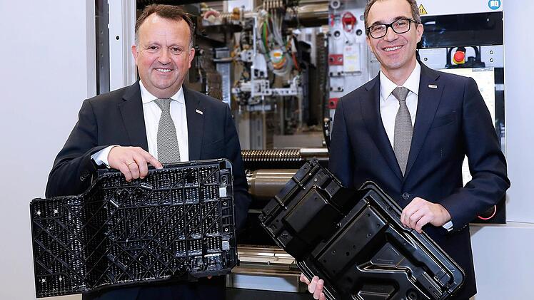 Brose Geschäftsführer Periklis Nassios (links) und Werkleiter Dr. Frank Remy stellten die innovative Leichtbau-Durchlade für Rücksitze vor. Damit lassen sich 40 Prozent Gewicht gegenüber der herkömmlichen Variante aus Stahl einsparen. Die Serienproduktion startet in diesem Jahr in Coburg