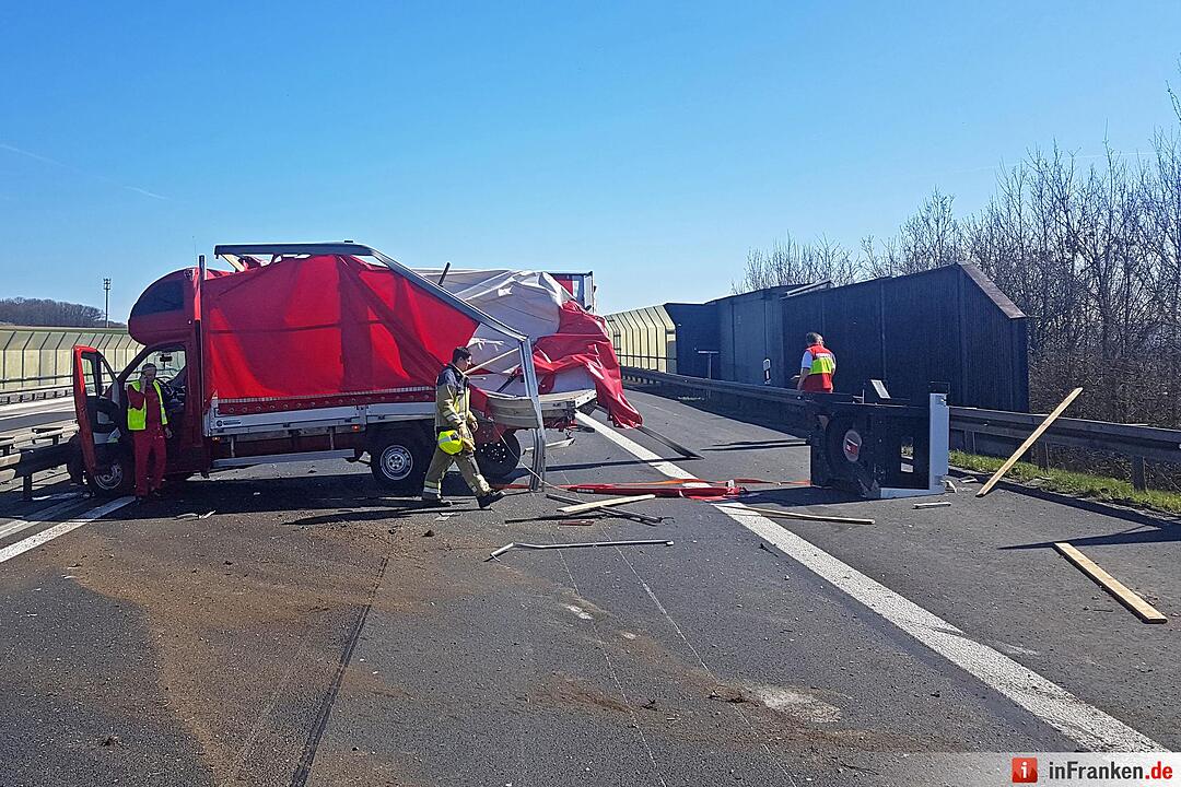 Kleintransporter zieht unvermittelt auf die linke Spur - Seat kracht auf der A70 ins Heck