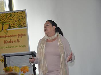 Mit einem engagierten Referat über das Thema Brustkrebs und Therapiemethoden wartete die Onkologin und Vorsitzende von "Gemeinsam gegen Krebs", Martina Stauch, auf.Karl-Heinz Hofmann