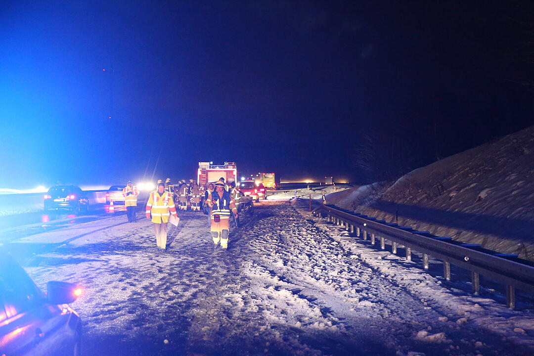 Zu schnell auf verschneiter Fahrbahn: BMW schleudert in Audi
