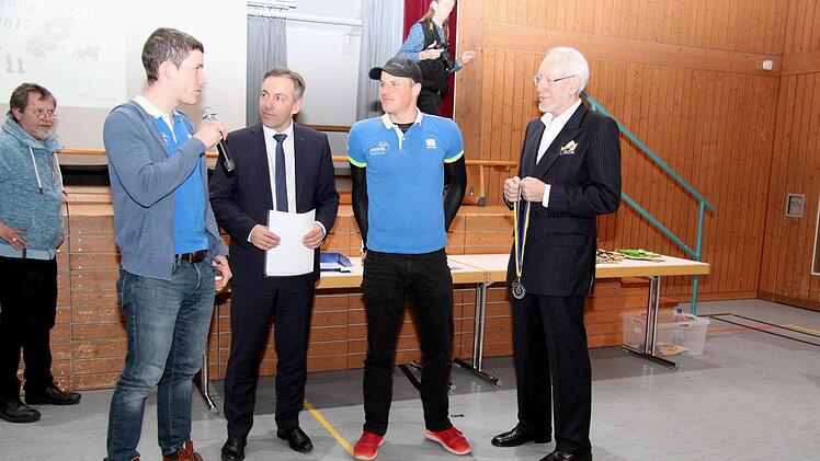 Alexander Tritthart (2. v. l.) ließ sich erklären, was das Herrmann Radteam im Paracycling MB Tandem macht.  Foto: Richard Sänger