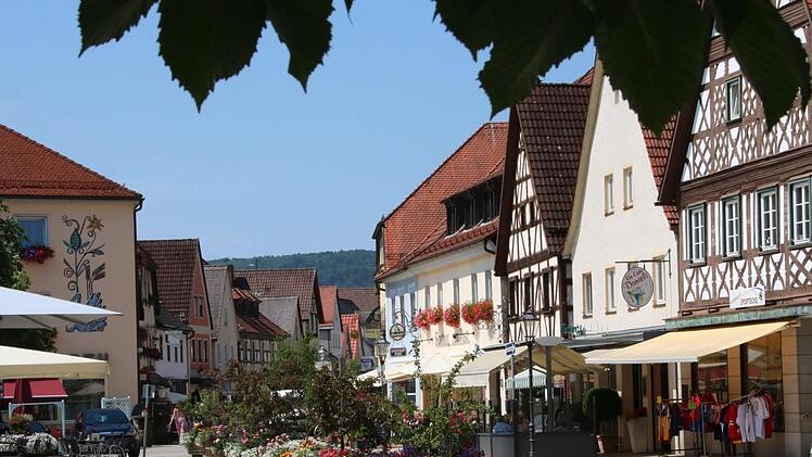 "Ebermannstadt ist schön und steht gut da", bestätigte der Geschäftsführer des Bayerischen Städtetages, Bernd Buckenhofer.  J. Hofbauer