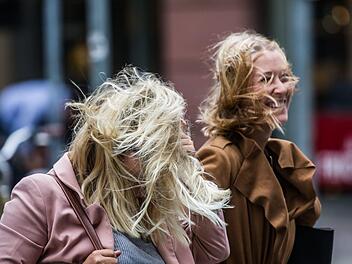 Am Dienstag kann es in Franken sehr st&uuml;rmisch werden. Der Deutsche Wetterdienst warnt. Symbolfoto: Frank Rumpenhorst/dpa