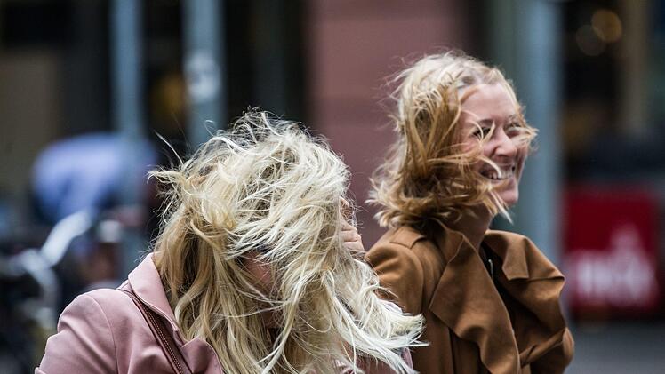 Am Dienstag kann es in Franken sehr st&uuml;rmisch werden. Der Deutsche Wetterdienst warnt. Symbolfoto: Frank Rumpenhorst/dpa