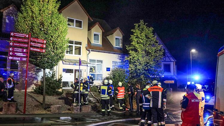 Etwa 70 Einsatzkräfte waren zu einem Gebäude in Stegaurach alarmiert worden.  Fotos: News5/Merzbach