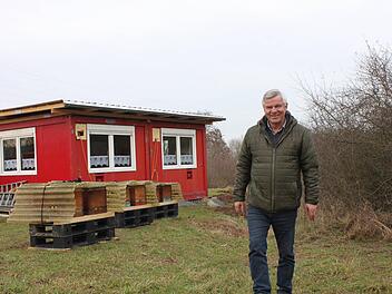 Stefan Ruppenstein auf dem neu gepachteten Grundstück des Lichtenfelser Imkervereins mit Lehrbienenstand. Die ersten sechs von an die 15 Bienenvölkern wurden bereits vom bisherigen Standort dorthin gebracht. Foto: Popp