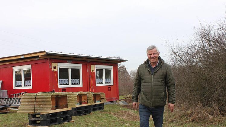 Stefan Ruppenstein auf dem neu gepachteten Grundstück des Lichtenfelser Imkervereins mit Lehrbienenstand. Die ersten sechs von an die 15 Bienenvölkern wurden bereits vom bisherigen Standort dorthin gebracht. Foto: Popp