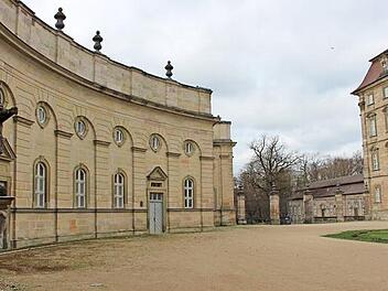 Seit Anfang März ist der Ehrenhof von Schloss Weissenstein wieder ab 7.30 Uhr morgens geöffnet. Die Kinder können auf dem Weg zur Schule diese Abkürzung nehmen. Im Marstall (links im Bild) gibt es zudem ein kleines Café, für das in der Sitzung die formelle Nutzungsänderung beantragt wurde.  Foto: Evi Seeger