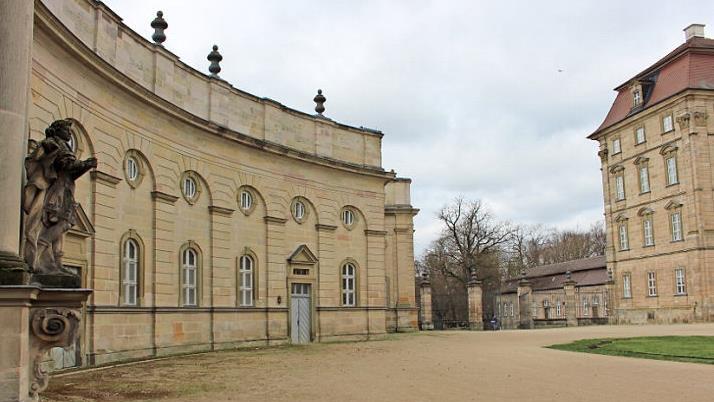 Seit Anfang März ist der Ehrenhof von Schloss Weissenstein wieder ab 7.30 Uhr morgens geöffnet. Die Kinder können auf dem Weg zur Schule diese Abkürzung nehmen. Im Marstall (links im Bild) gibt es zudem ein kleines Café, für das in der Sitzung die formelle Nutzungsänderung beantragt wurde.  Foto: Evi Seeger