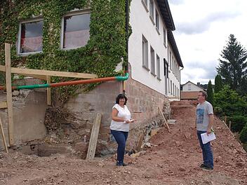 Bürgermeisterin Katja Habersack und Architekt Ulrich Dölker stehen in regelmäßigem Kontakt bezüglich der Bauarbeiten rund um das Josefsheim.  Foto: Stephanie Elm